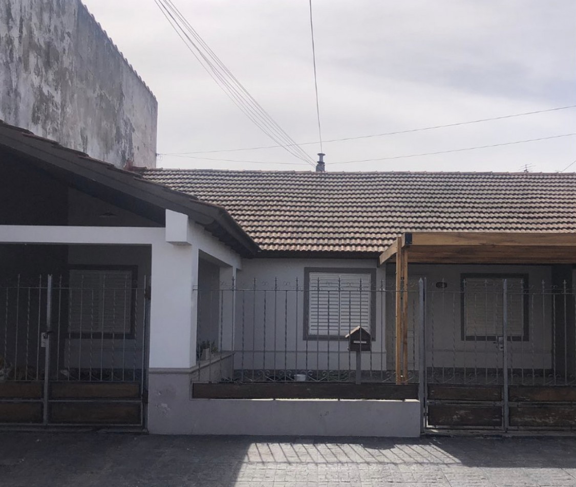 Venta casa barrio Ceco con mejoras
